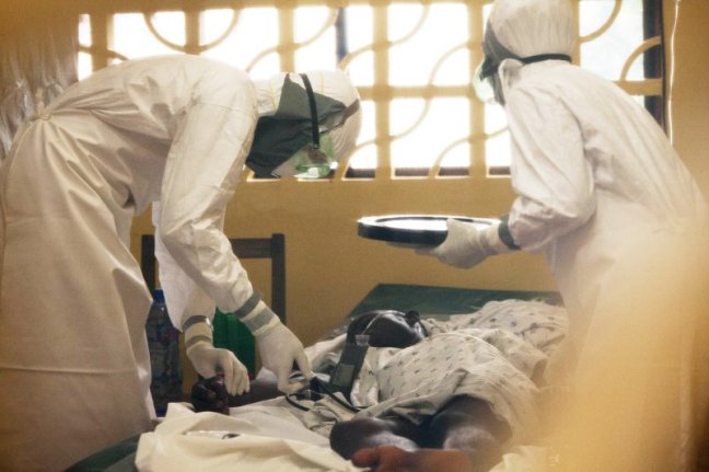 Um paciente com Ébola a ser devidamente acompanhado. foto: Samaritan's Purse/AP